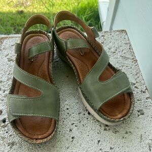 Pikolinos Soft calfskin leather women sandals size 7
cushioning and support.